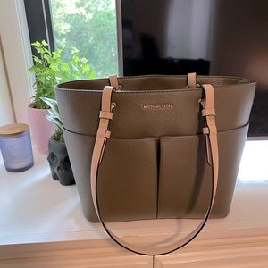 Olive Michael Kors purse in great condition!